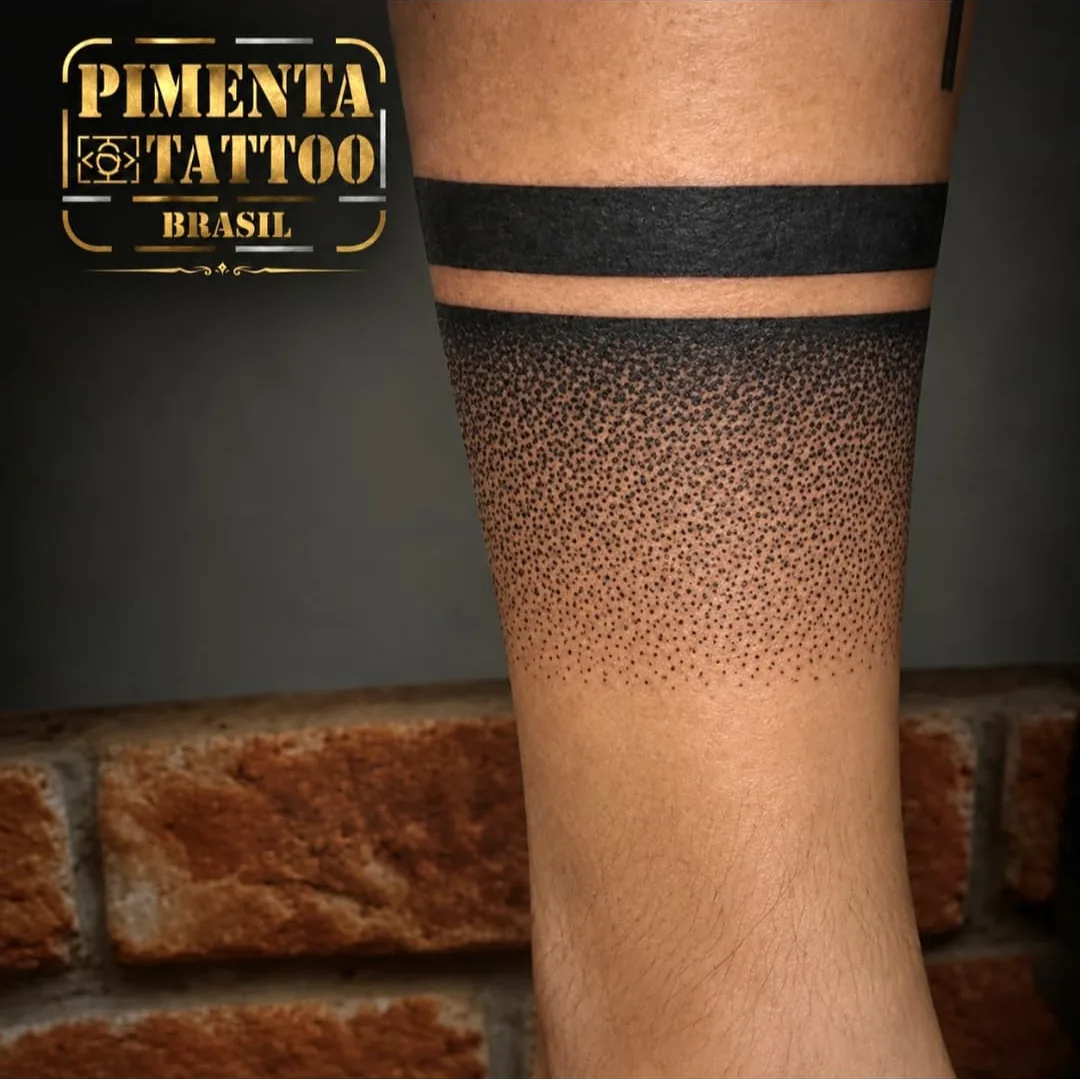 Bracelete blackwork na panturrilha, com faixa sólida e degradê em pontilhismo