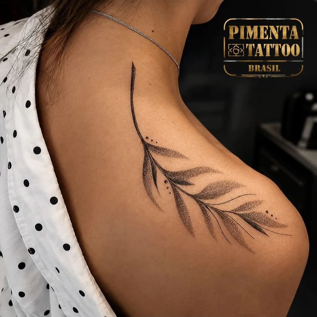 Tatuagem fineline de ramo de folhas com pontilhismo, do pescoço ao ombro