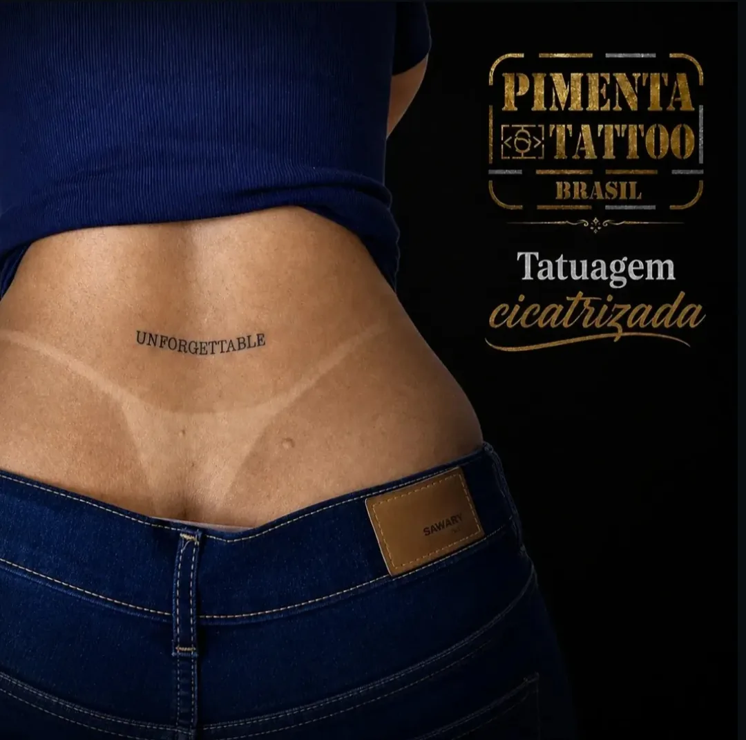 Lettering fineline "Unforgettable" na lombar, trabalho cicatrizado