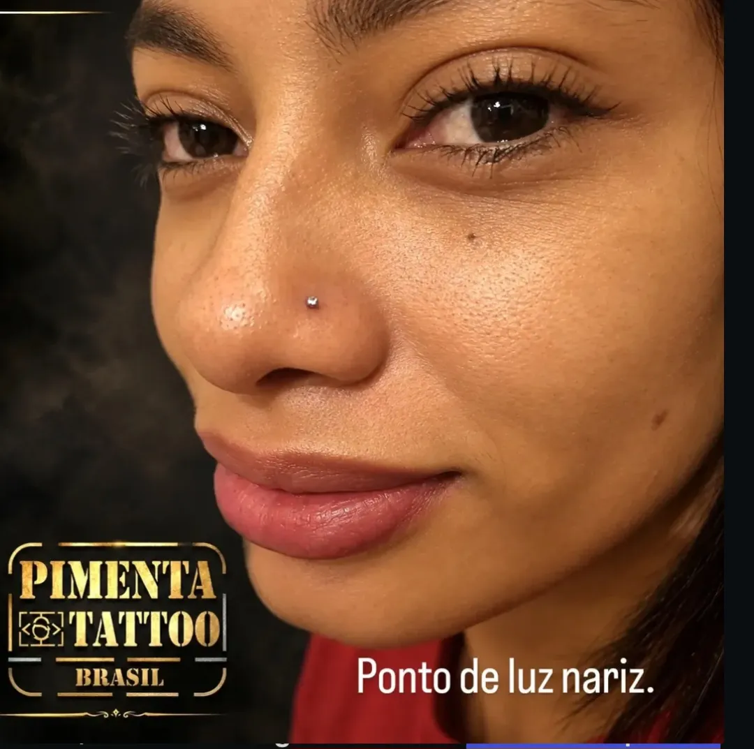 Piercing ponto de luz no nariz