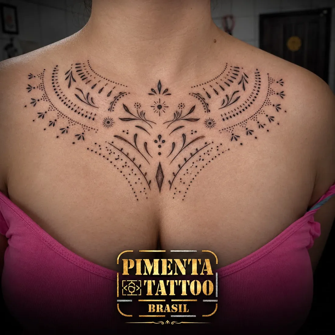 Tatuagem ornamental fineline com pontilhismo e folhagens no colo