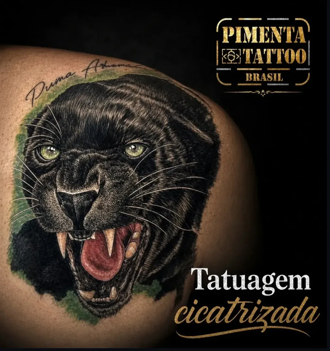 Tatuagem realista de pantera negra rugindo no ombro, trabalho cicatrizado