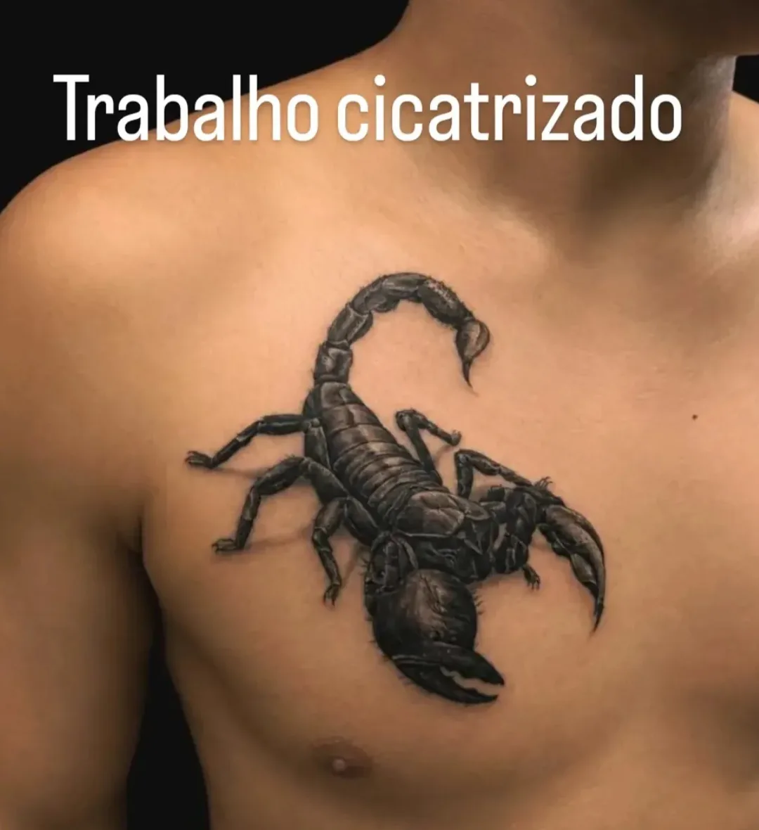 Tatuagem realista de escorpião no peito, trabalho cicatrizado